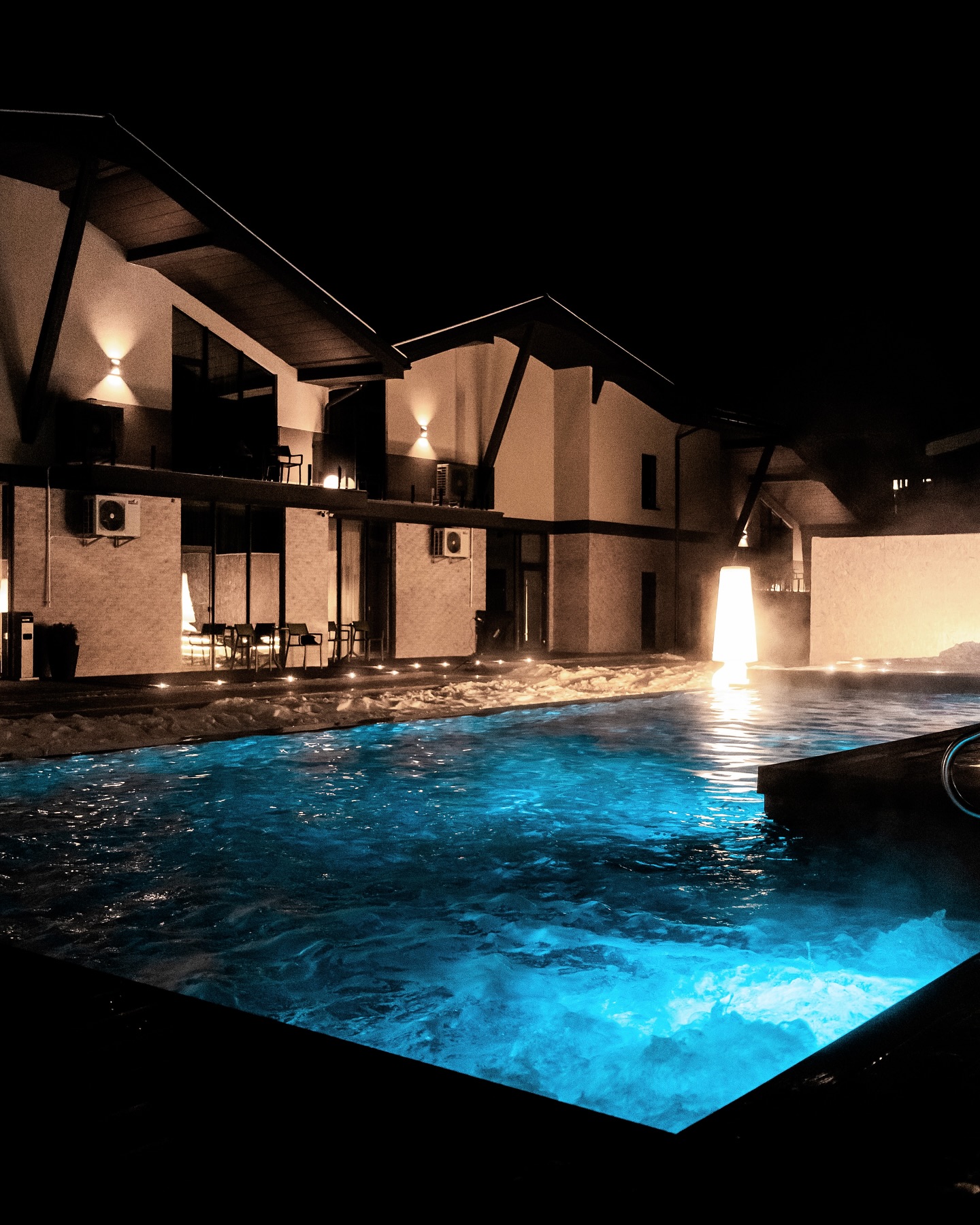 Вуличний басейн готелю TWINS HOTEL & SPA, Буковель (CGT ALKOR Golden Basalt)